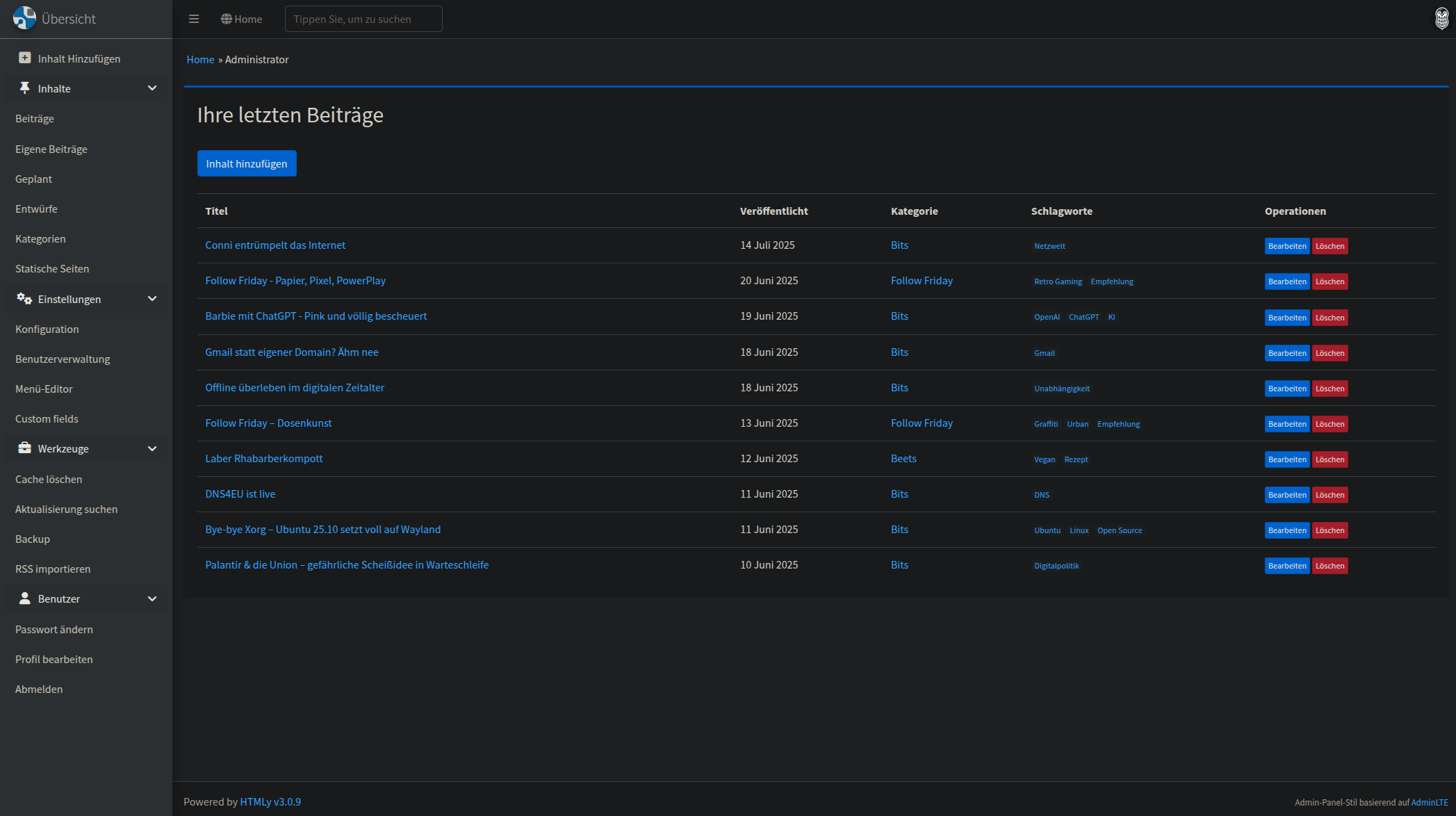 Das Bild zeigt das Admin-Dashboard eines HTMLy Blogs im Dark Mode, in dem die letzten veröffentlichten Beiträge mit Titeln, Veröffentlichungsdaten, Kategorien, Schlagworten und Bearbeitungsoptionen angezeigt werden.