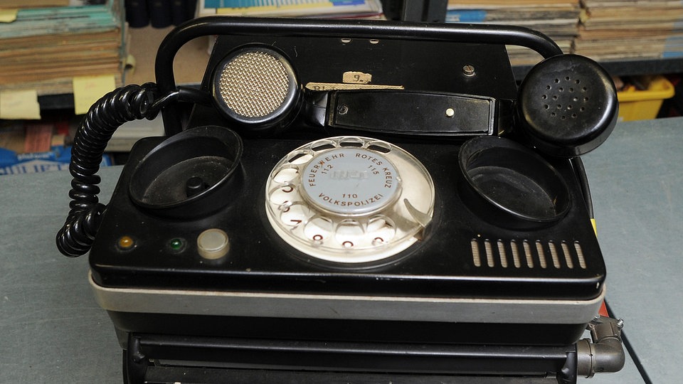 historisches, tragbares Funktelefon des Typs Blaumeise 3 der DDR