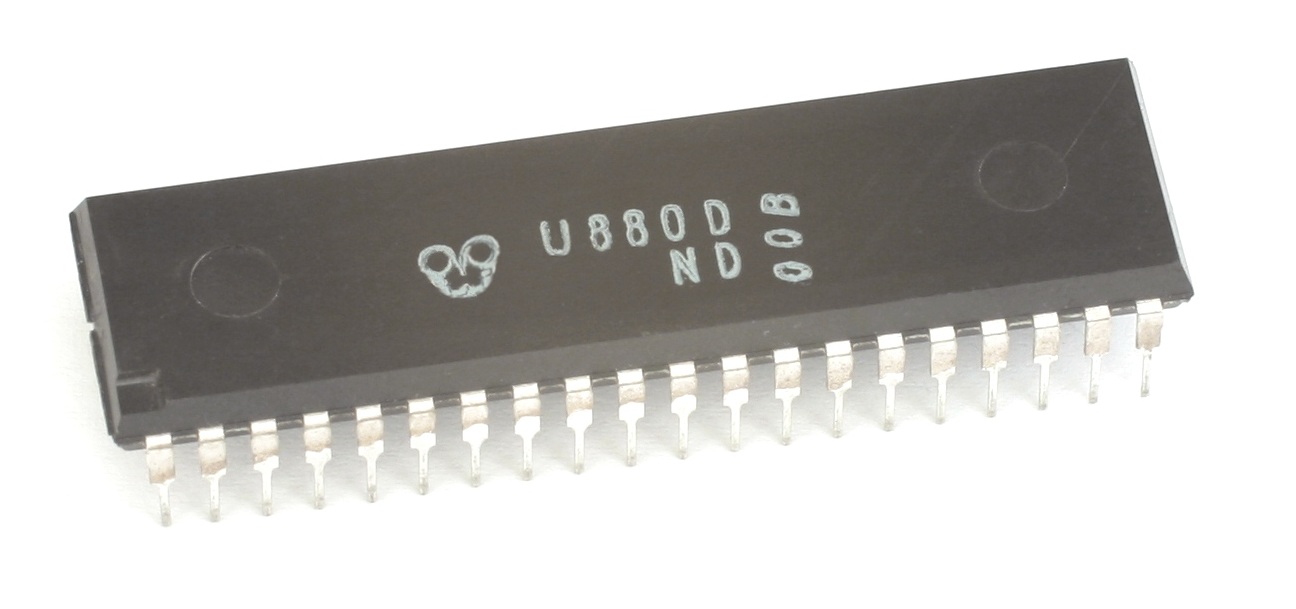 Dieses Bild zeigt den U880D Mikroprozessor der DDR, einen Nachbau des westlichen Zilog Z80-Chips. Der Chip ist in einem typischen, rechteckigen, schwarzen $\text{DIL40}$-Gehäuse ($\text{Dual Inline Package}$ mit 40 Pins) untergebracht.