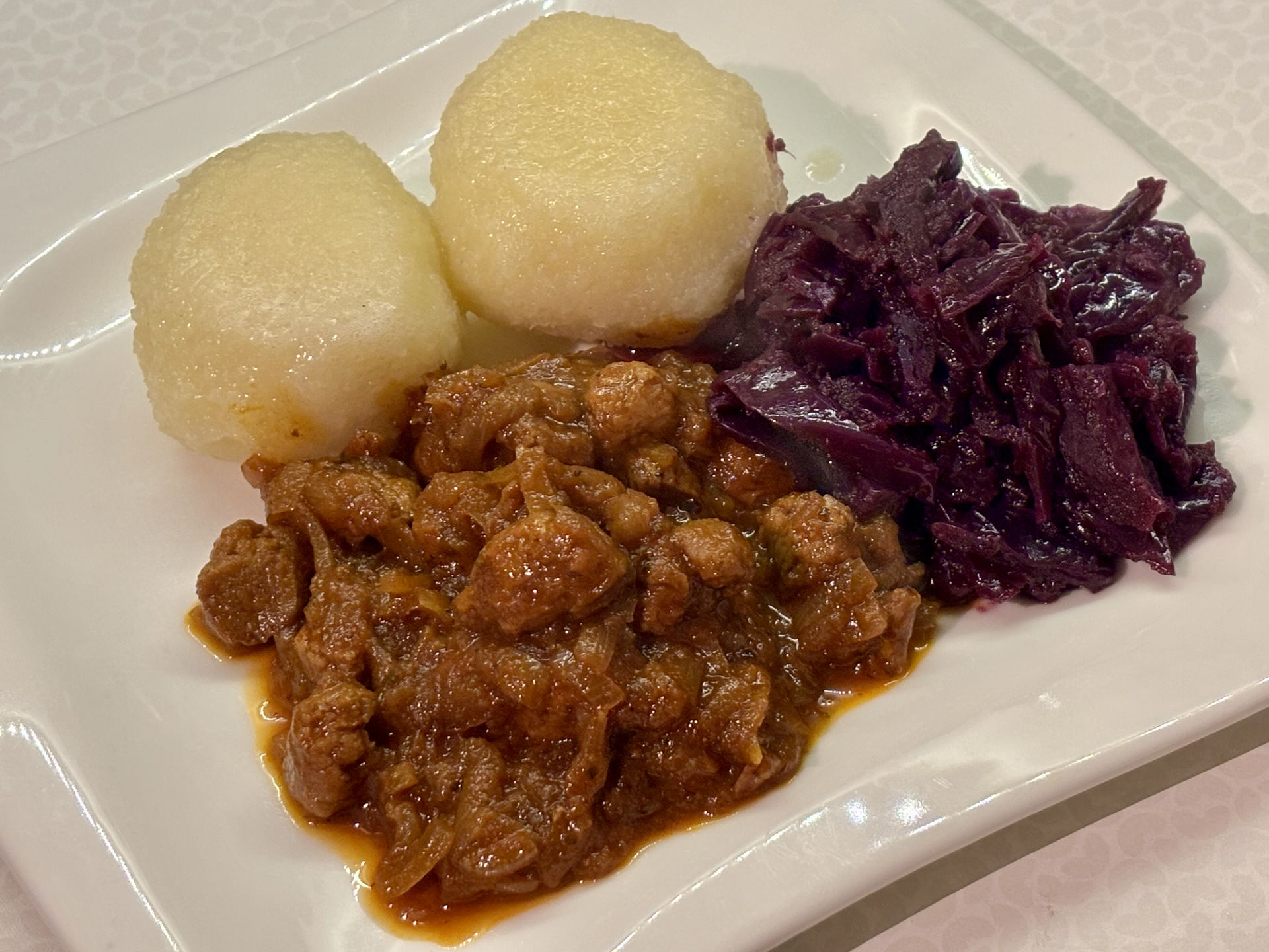 Veganes Gulasch auf Sojaschnetzel-Basis
