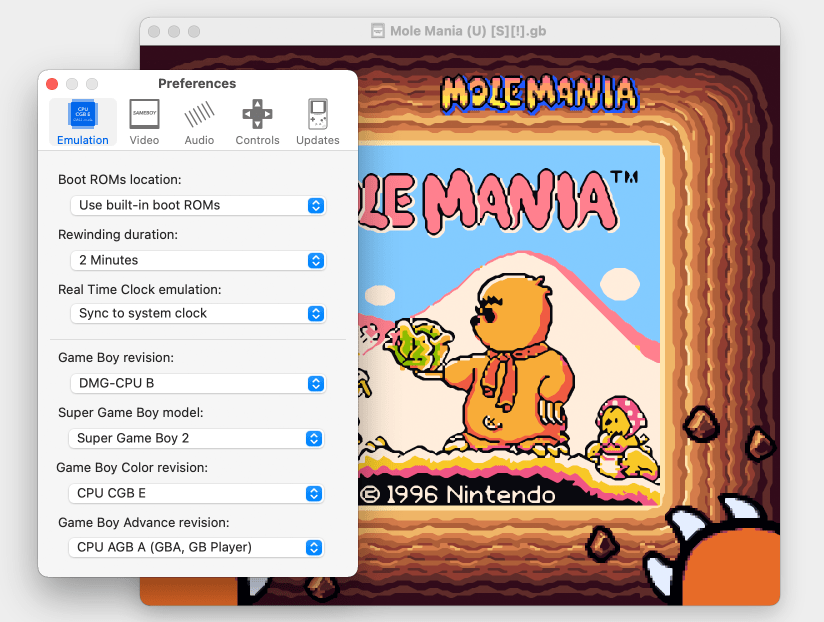 Einstellungen-Fenster des SameBoy-Emulators auf einem Mac mit dem Spiel „Mole Mania“ im Hintergrund. Zu sehen sind Optionen für Emulation, Video, Audio, Steuerung und Updates sowie spezifische Emulations-Einstellungen wie Boot-ROM-Auswahl, Rewind-Dauer und Game Boy-Revision.