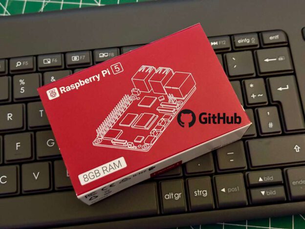 Verpackung eines Raspberry Pi5 auf einer Tastatur liegend