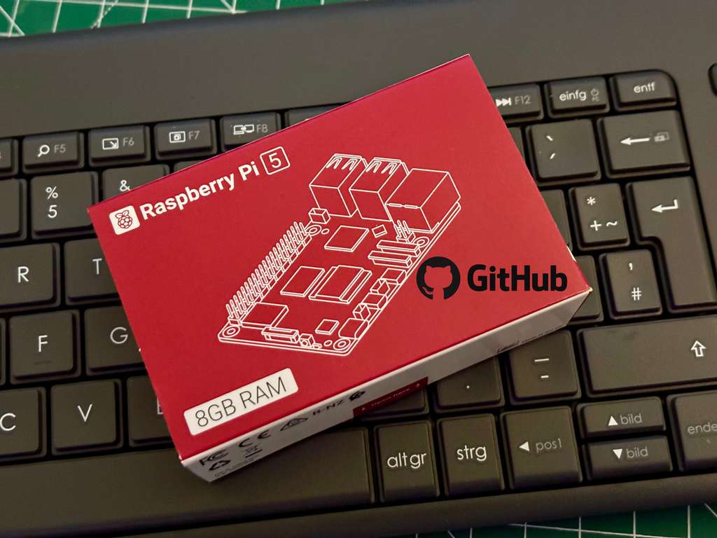 Verpackung eines Raspberry Pi5 auf einer Tastatur liegend