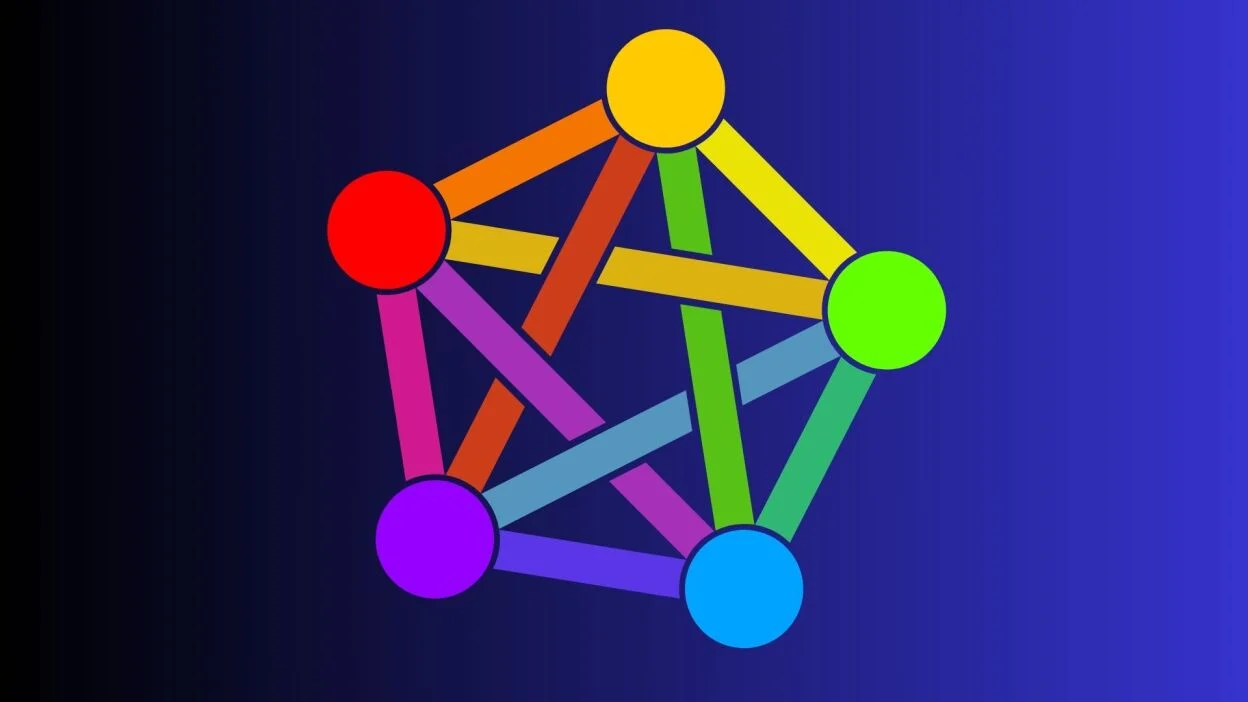 Das Bild zeigt das stilisierte Logo des Fediverse, eines dezentralen Netzwerks sozialer Netzwerke und Online-Communitys. Das Logo besteht aus fünf farbigen Kreisen, die in einer pentagonalen Anordnung angeordnet sind. Jeder Kreis hat eine andere Farbe: Rot, Gelb, Grün, Blau und Violett.