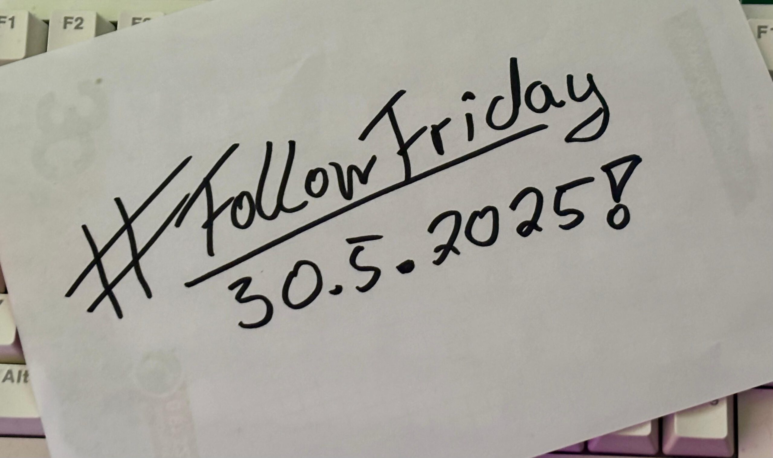 Weisser Zettel auf Tastatur mit der Aufschrift #FollowFriday und darunter 30.05.2025