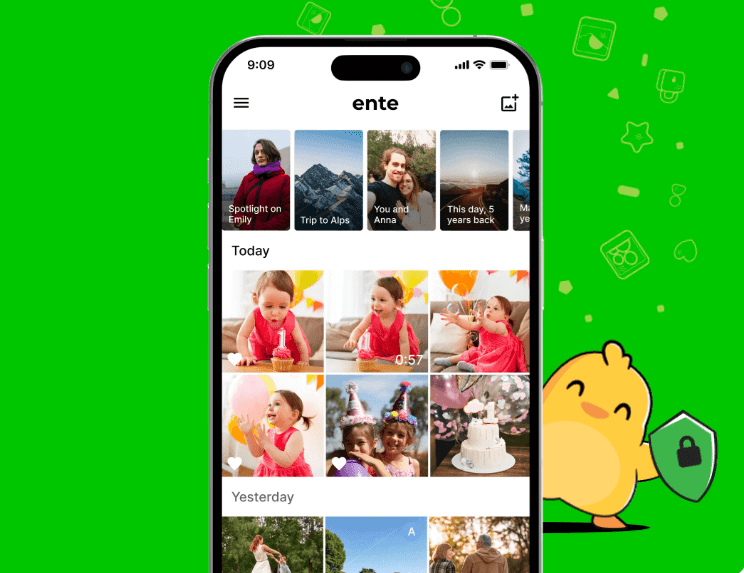 Auf dem Bild ist die Benutzeroberfläche der App Ente Photos auf einem Smartphone zu sehen. Die App zeigt eine Galerieansicht mit Bildern und Videos, die nach Tagen sortiert sind. Im oberen Bereich sind sogenannte "Stories" oder „Alben“ im Querformat dargestellt, darunter befindet sich der Abschnitt "Today" mit Bildern und Videos von Kindern auf einer Geburtstagsparty. Weiter unten beginnt der Abschnitt "Yesterday" mit weiteren Fotos. Der Hintergrund des Bildes ist knallgrün und enthält leicht transparente Symbole wie Kameras, Schlösser, Sterne und Ordner, die auf Datenschutz- und Fotosymbole hinweisen. Rechts unten im Bild ist das Maskottchen der App abgebildet: ein gelbes, stilisiertes Küken mit einem grünen Schild, auf dem ein Vorhängeschloss zu sehen ist – ein klares Symbol für Datenschutz und Sicherheit. Die App „Ente“ ist für ihre Ende-zu-Ende-Verschlüsselung und ihren Fokus auf Privatsphäre bekannt und bietet eine sichere Alternative zu Google Fotos & Co.
