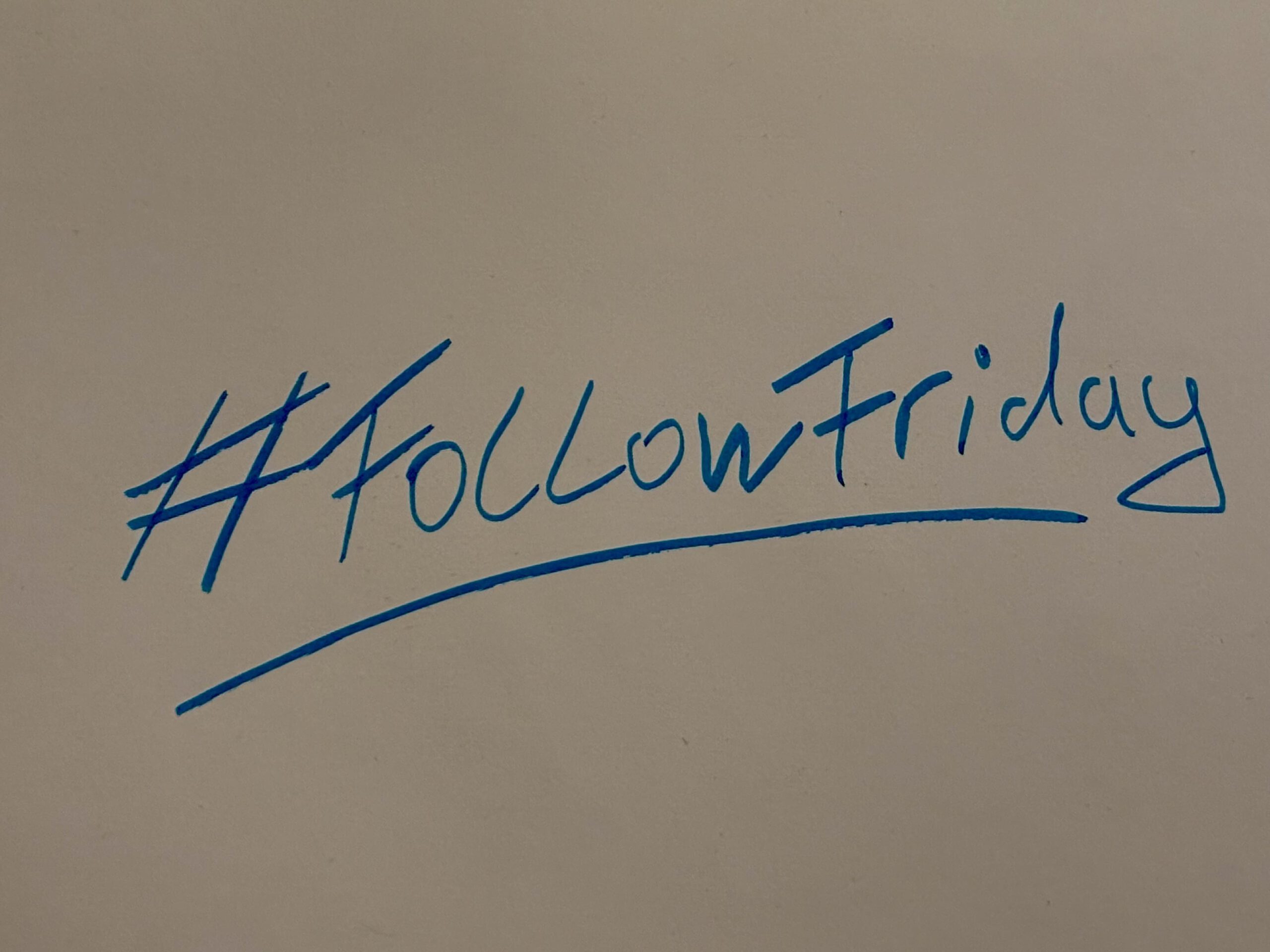 Weisser Zettel mit der Aufschrift #FollowFriday