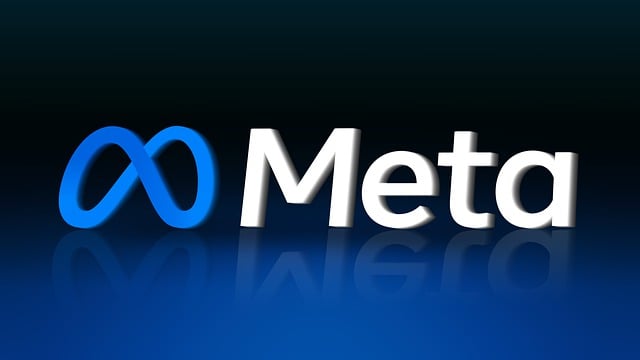 Das Bild zeigt das Logo von Meta, dem Mutterkonzern von Facebook, Instagram und WhatsApp. Es besteht aus zwei Hauptbestandteilen: Symbol links: Ein blaues, geschwungenes Unendlichkeitszeichen (∞), das stilisiert ist und wie eine Mischung aus einer Brille und einer Schleife aussieht – es symbolisiert das sogenannte „Metaverse“ und unbegrenzte digitale Möglichkeiten. Schriftzug rechts: Der Schriftzug „Meta“ in einer modernen, weißen Sans-Serif-Schrift. Die Buchstaben sind leicht dreidimensional und spiegeln sich auf der glänzenden, dunklen Oberfläche darunter. Der Hintergrund ist ein Verlauf von Dunkelblau zu Schwarz mit einer leichten Reflexion des Logos im unteren Teil des Bildes. Die Darstellung wirkt digital und futuristisch – ganz im Sinne des Metaverse-Marketings.