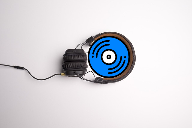 Das Bild zeigt ein Paar schwarze Over-Ear-Kopfhörer, mit dem Navidrome Logo einem blauen kreis in form und Stil einer Schallplatte.
