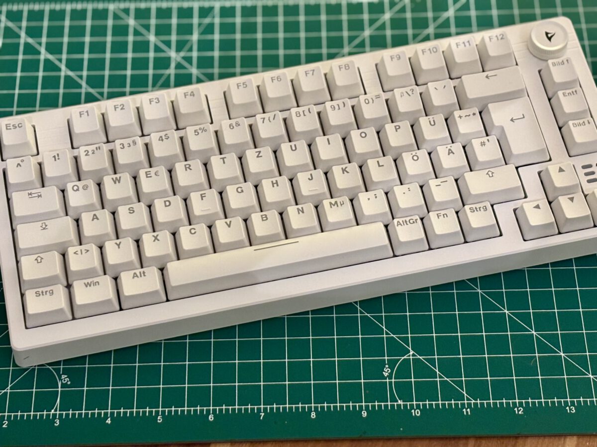 Sharkoon SGK25 Tastatur schräg liegend auf einer grünen Zeichenunterlage