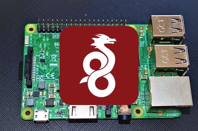WireGuard-Logo über einem Raspberry Pi – Symbolbild für ein selbstgehostetes VPN auf einem Einplatinencomputer.