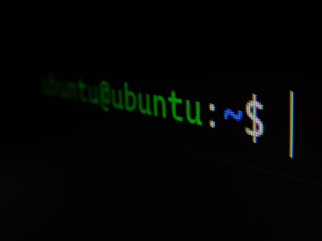 Das Bild zeigt ein Nahaufnahme-Foto eines Ubuntu-Terminals mit dem typischen Prompt „ubuntu@ubuntu:~$“ auf einem dunklen Bildschirm.