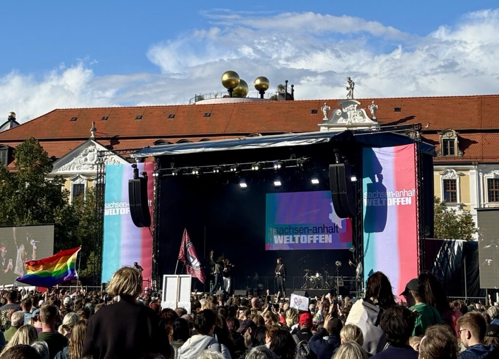 Demokatiefestival-Magdeburg Blick aus der Masse zur Bühne